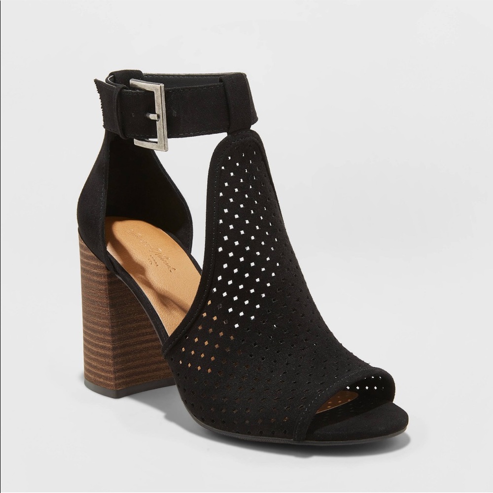 🆕pump suede laser cut block heel size 8.5& 7